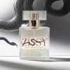 Luxusní prezentace parfému Zissy na podstavci s temnými stíny