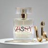 Flakon parfému Zissy na podstavci se zlatými detaily
